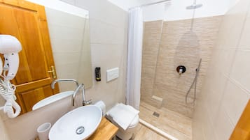 Kolmen hengen huone | Kylpyhuone | Suihku, ilmaiset hygieniatuotteet, hiustenkuivaaja, pyyhkeet