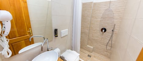 Chambre triple | Salle de bain | Douche, articles de toilette (gratuits), séchoir à cheveux