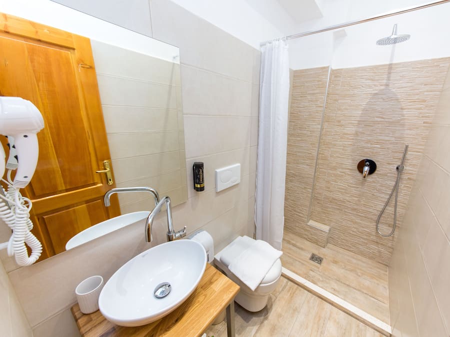 Triple Room | Bathroom | Shower, free toiletries, hair dryer, towels