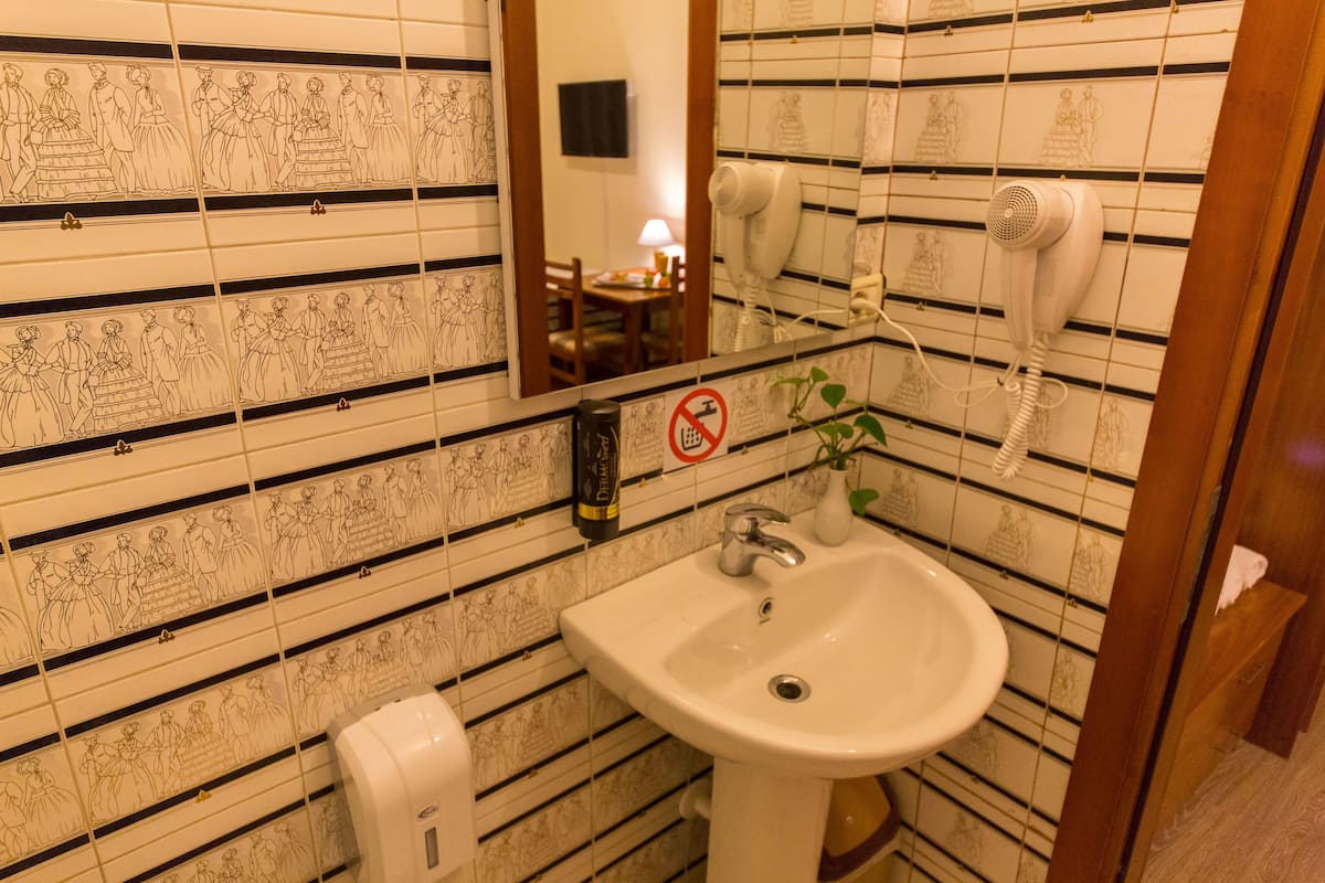 Doppia Standard, balcone | Bagno | Doccia, set di cortesia gratuito, asciugacapelli, asciugamani