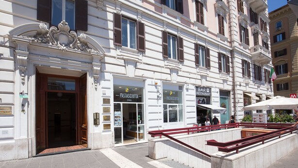 A historic building with ornate architectural details, a bar, and a restaurant. - Relais Piazza Del Popolo - Aminta Collection Luxury Rooms (Rome)