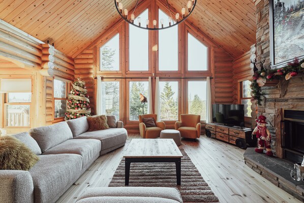 Standard-Chalet | Wohnbereich | Flachbildfernseher, Kamin, DVD-Player, Tischtennisplatte