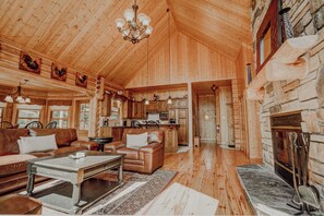 Standard-Chalet | Wohnbereich | Flachbildfernseher, Kamin, DVD-Player, Tischtennisplatte