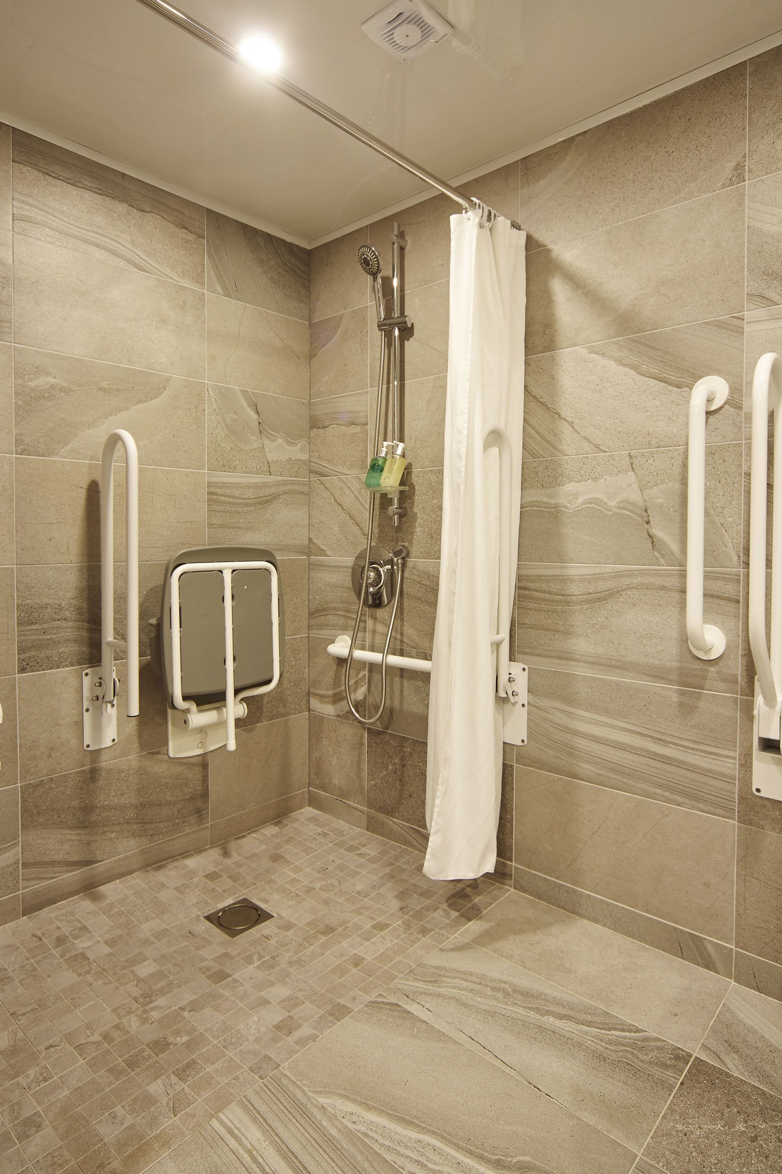 double or twin room | bathroom amenities | combined shower/bathtub, free toiletries, hair dryer, towels