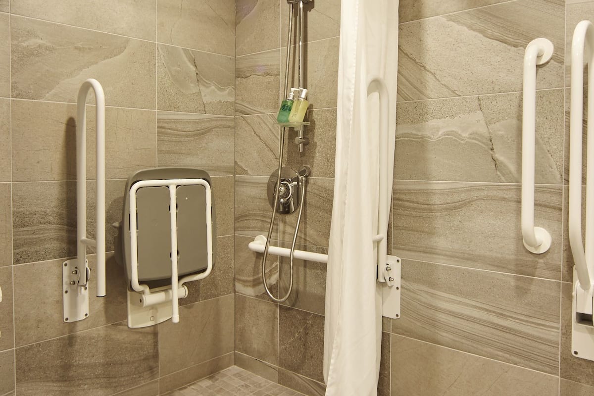 double or twin room | bathroom amenities | combined shower/bathtub, free toiletries, hair dryer, towels