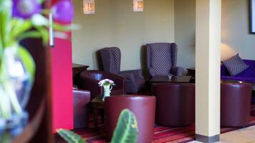 2 bars/lounges