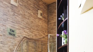 Una escalera con un muro de madera y un letrero que dice "The Mezz".