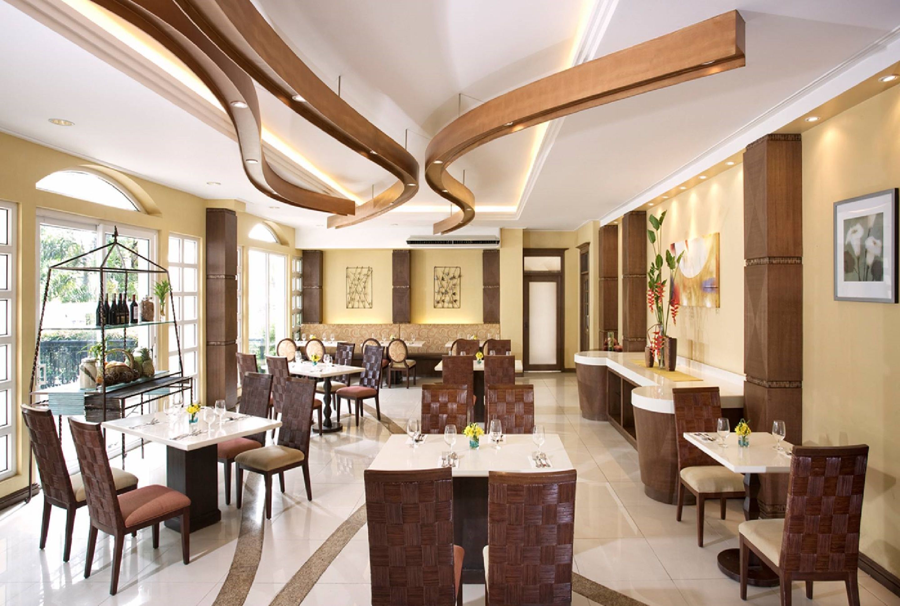 Breakfast, lunch, dinner served; Italian cuisine 