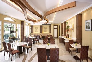 Breakfast, lunch, dinner served; Italian cuisine  - Hotel Venezia (Legazpi)