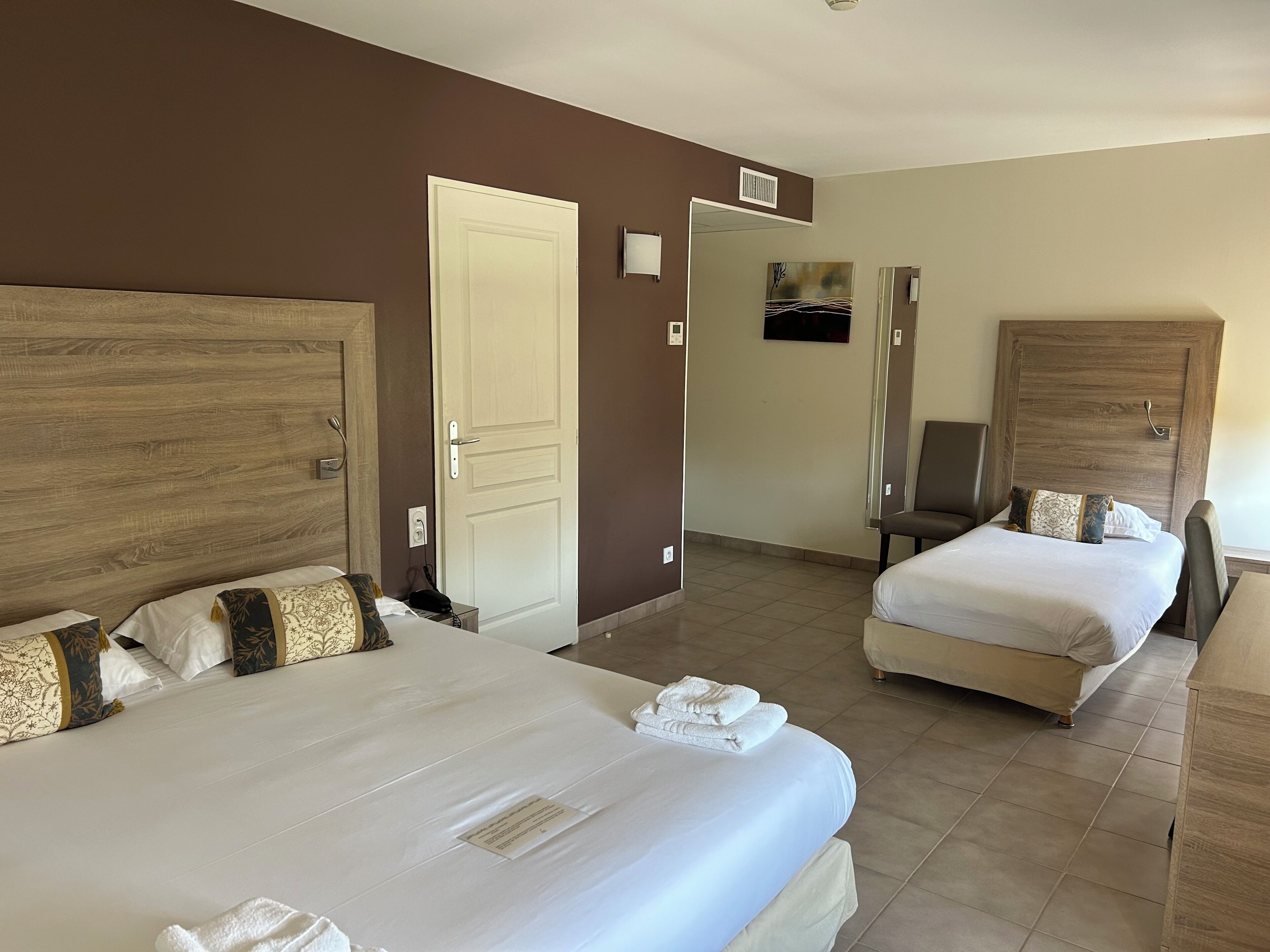 Junior suite, Meerdere bedden, bad | Luxe beddengoed, een minibar, een kluis op de kamer, een bureau
