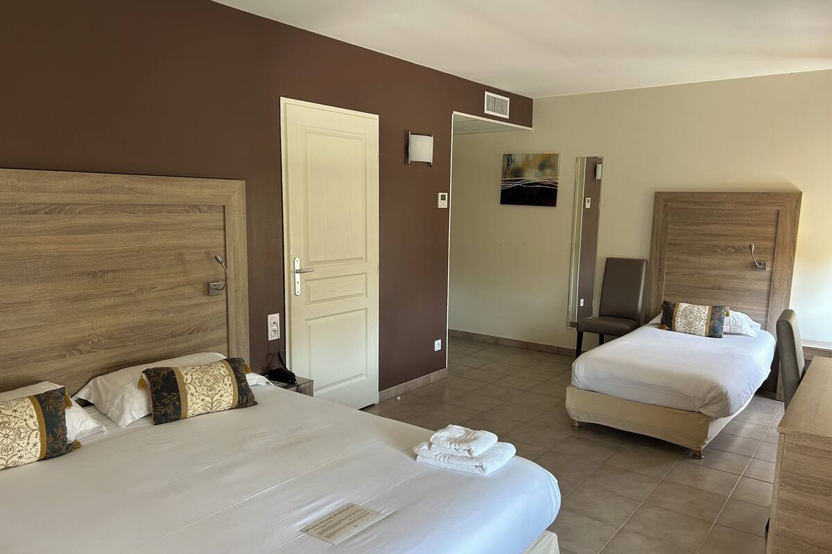 Junior suite, Meerdere bedden, bad | Luxe beddengoed, een minibar, een kluis op de kamer, een bureau