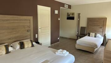 Suite junior, varias camas, bañera | Ropa de cama de alta calidad, minibar, caja fuerte y escritorio