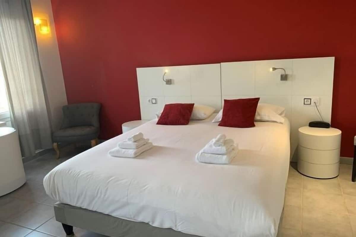 Luxe beddengoed, een minibar, een kluis op de kamer, een bureau
