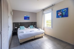 Habitación superior, 1 cama Queen size, tina, vista al jardín | Ropa de cama de alta calidad y minibar