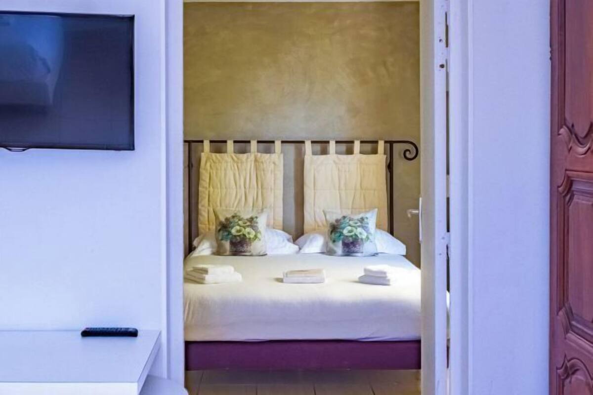 Luxe beddengoed, een minibar, een kluis op de kamer, een bureau