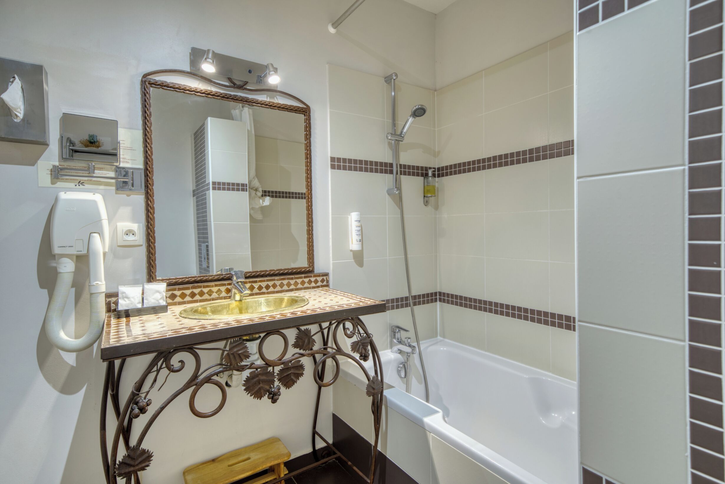 Une salle de bain avec un lavabo, un miroir et une baignoire.