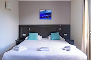 Habitación superior, 1 cama Queen size, tina, vista al jardín | Ropa de cama de alta calidad y minibar 