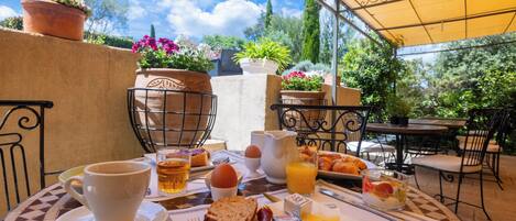 Daily buffet breakfast (EUR 12.5 per person)
