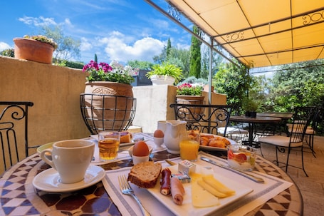 Daily buffet breakfast (EUR 14 per person). Hotel Restaurant Le Gardon - Pont du Gard