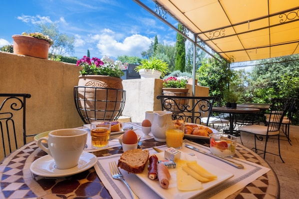 Petit déjeuner buffet (12.5 EUR par personne)