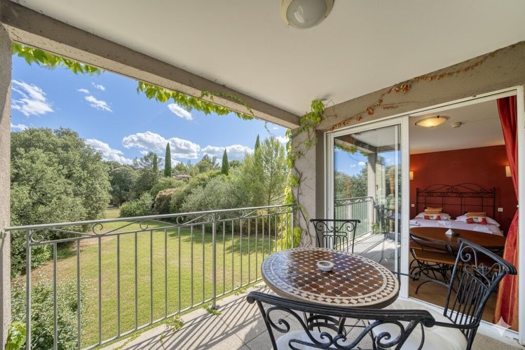 Familiekamer, meerdere bedden, uitzicht op vallei | Luxe beddengoed, een minibar, een kluis op de kamer, een bureau