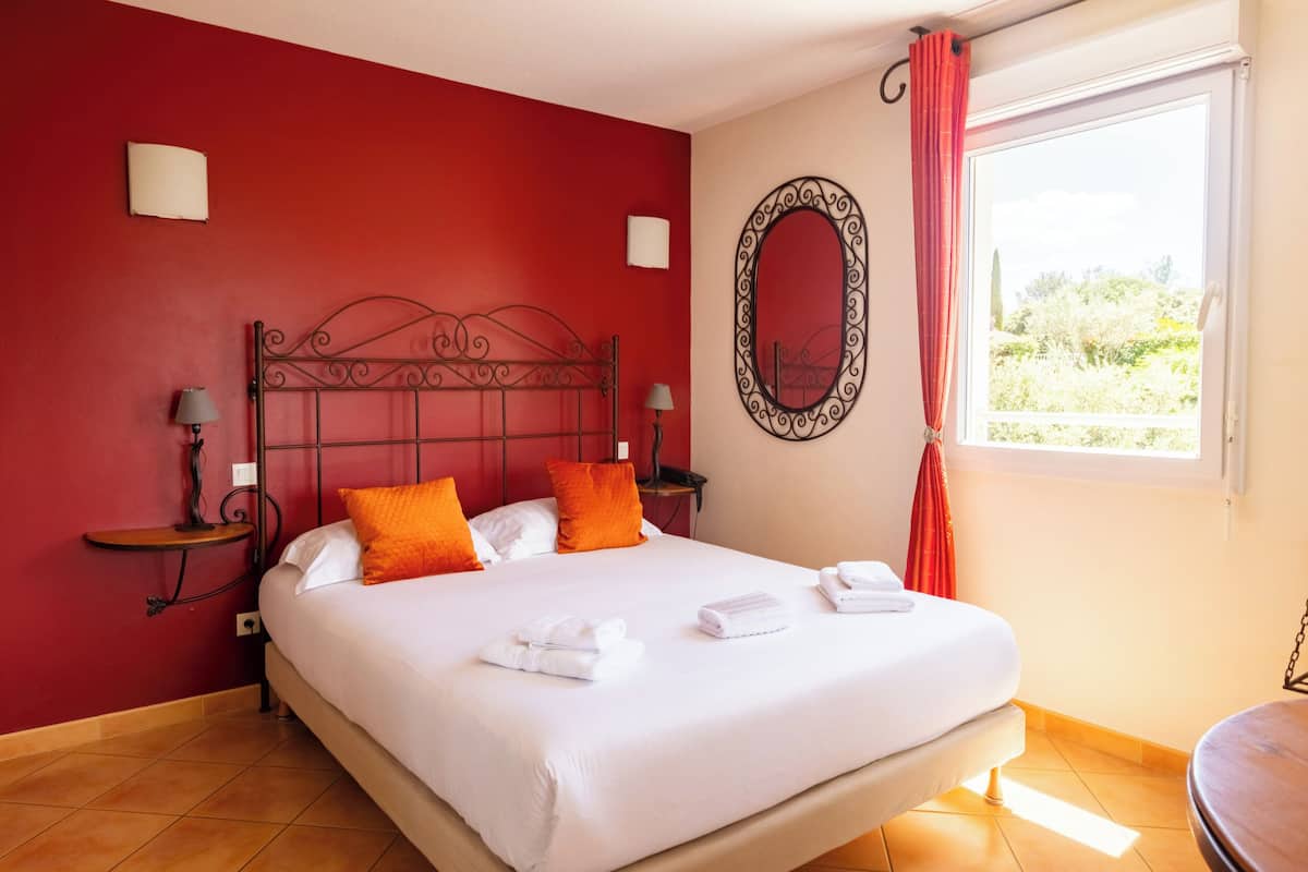 Premium bedding, minibar, in-room safe, desk