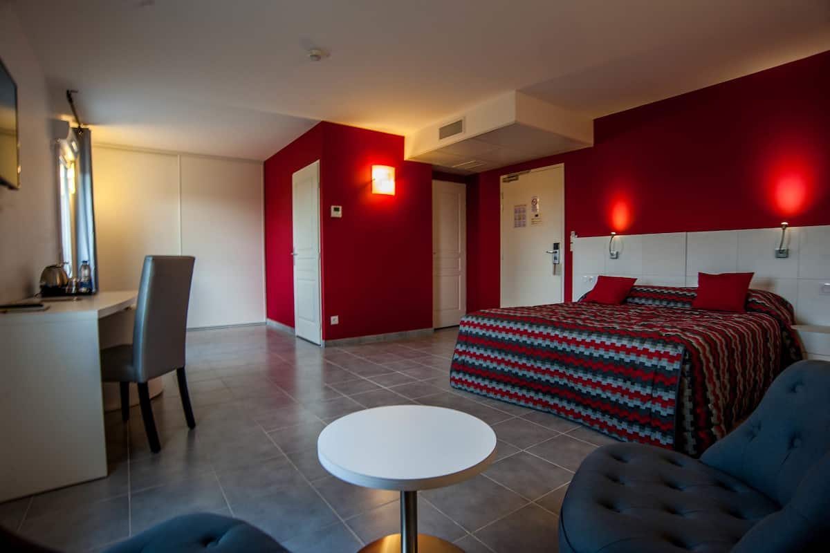 Junior-suite - flere senge - badekar | Premium-sengetøj, minibar, pengeskab på værelset, skrivebord