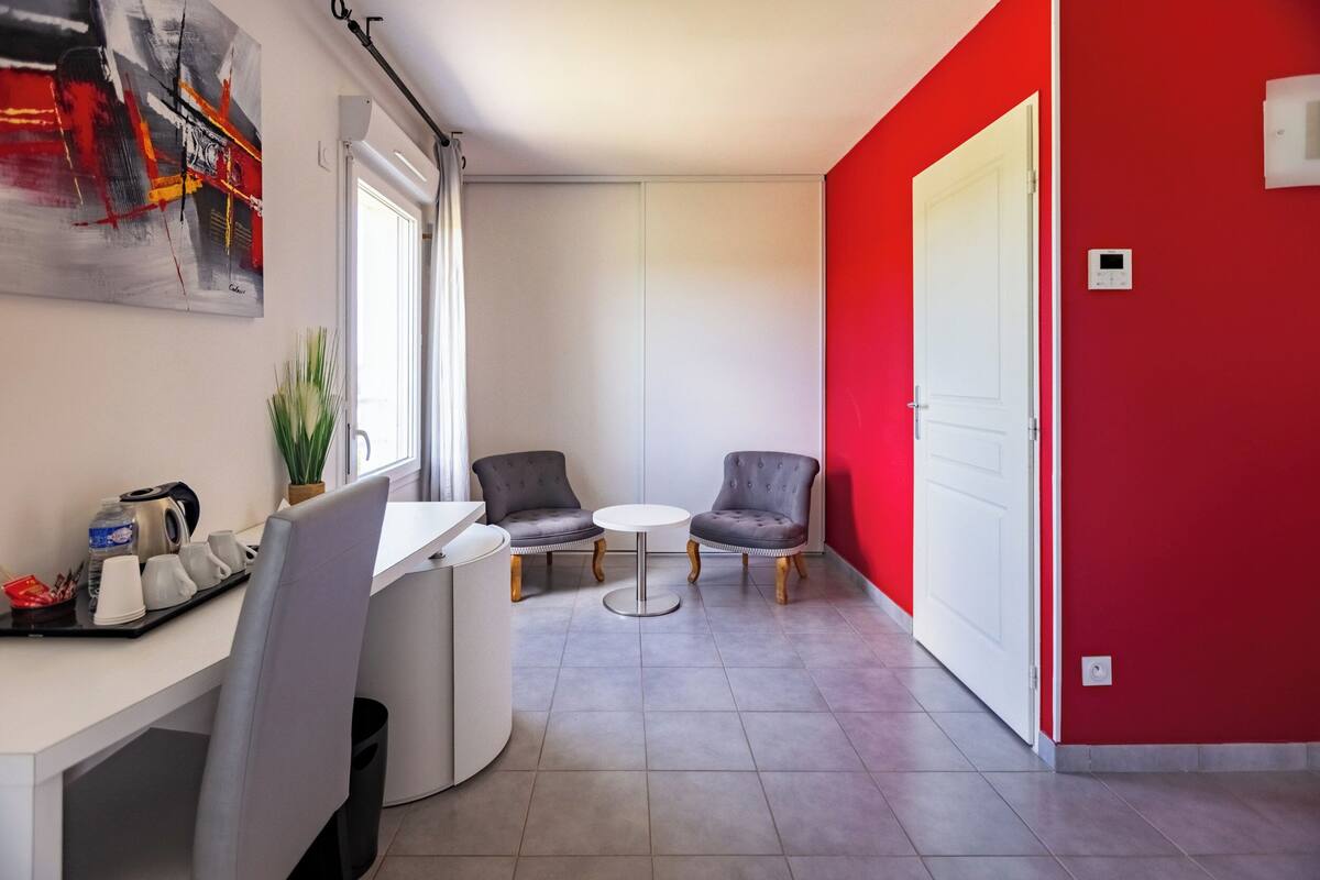 Exclusieve driepersoonskamer | Luxe beddengoed, een minibar, een kluis op de kamer, een bureau