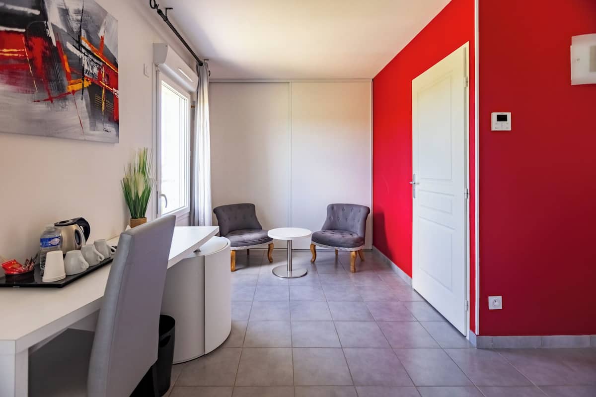 Chambre Triple PMR | Literie de qualité, minibar, coffre-fort, bureau
