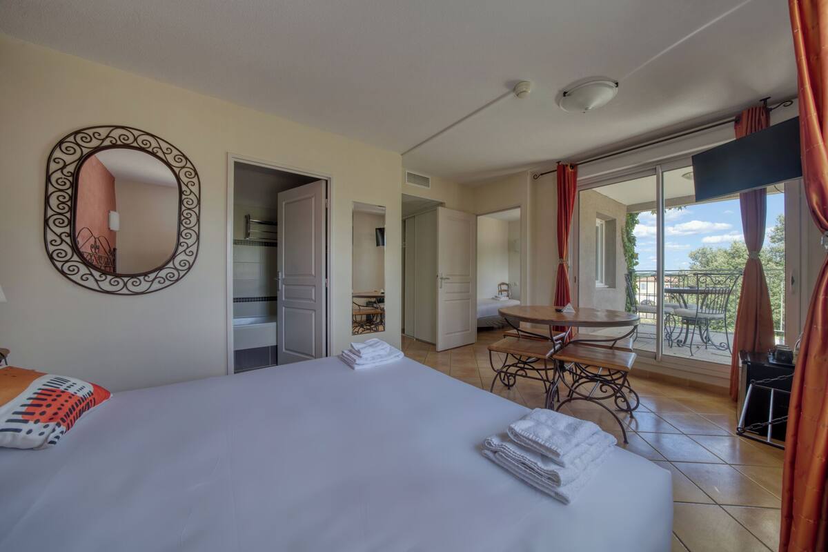 Familiekamer, Meerdere bedden | Luxe beddengoed, een minibar, een kluis op de kamer, een bureau