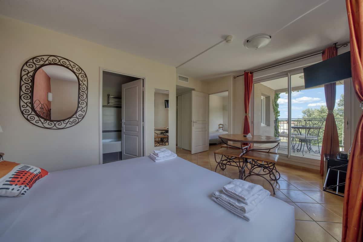 Habitación familiar, varias camas, vista al valle | Ropa de cama de alta calidad y minibar