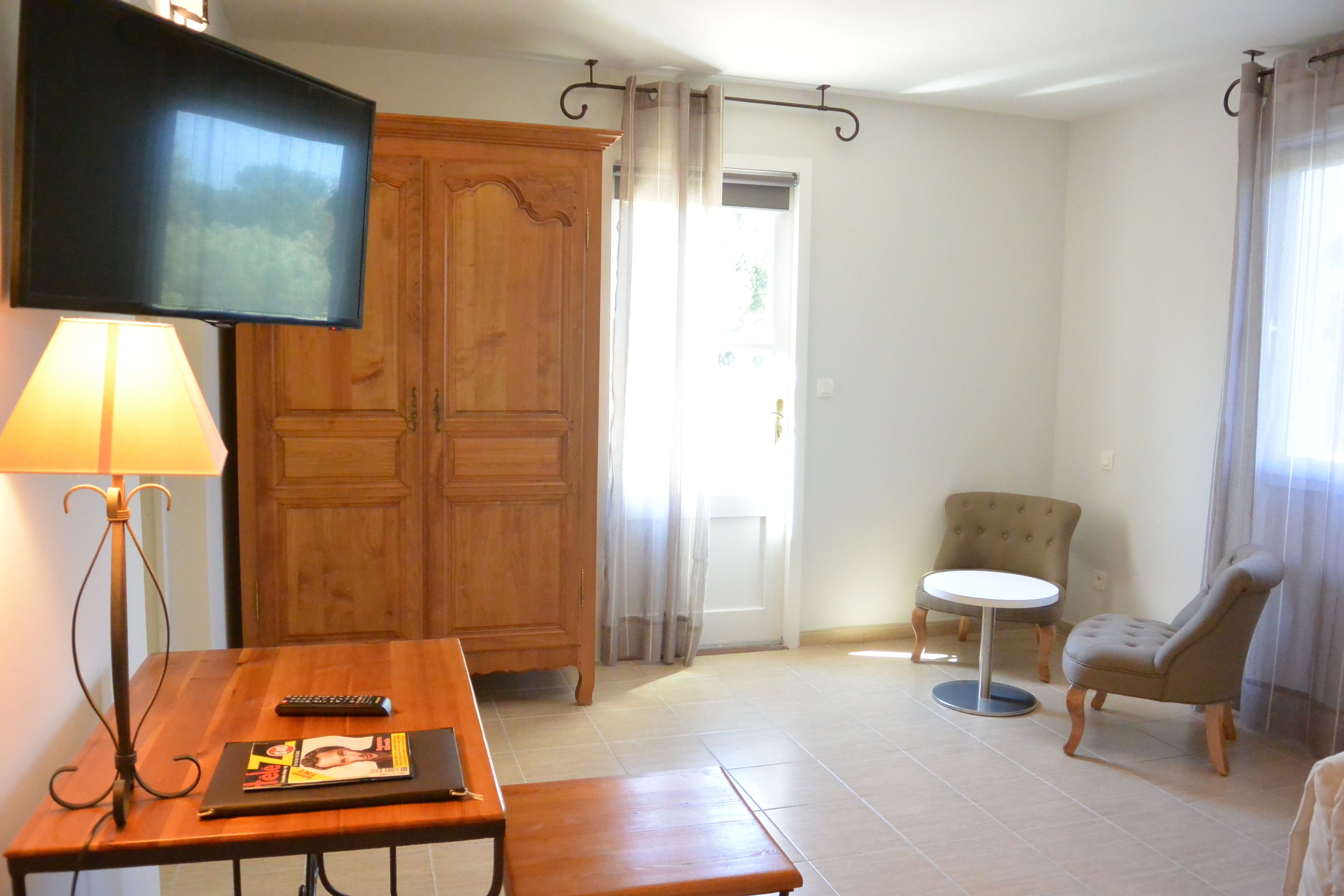 suite, terrace | living area | tv