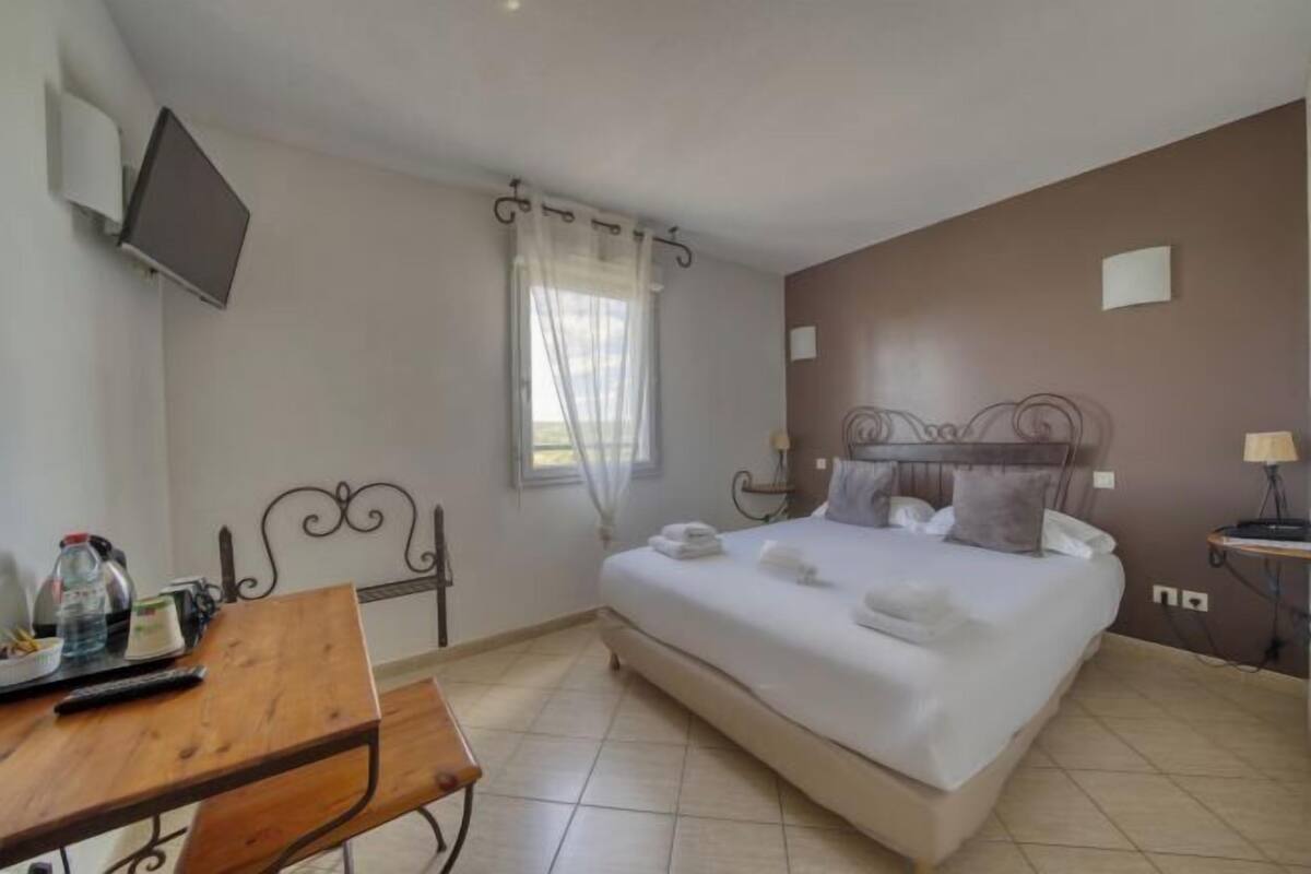 Luxe beddengoed, een minibar, een kluis op de kamer, een bureau