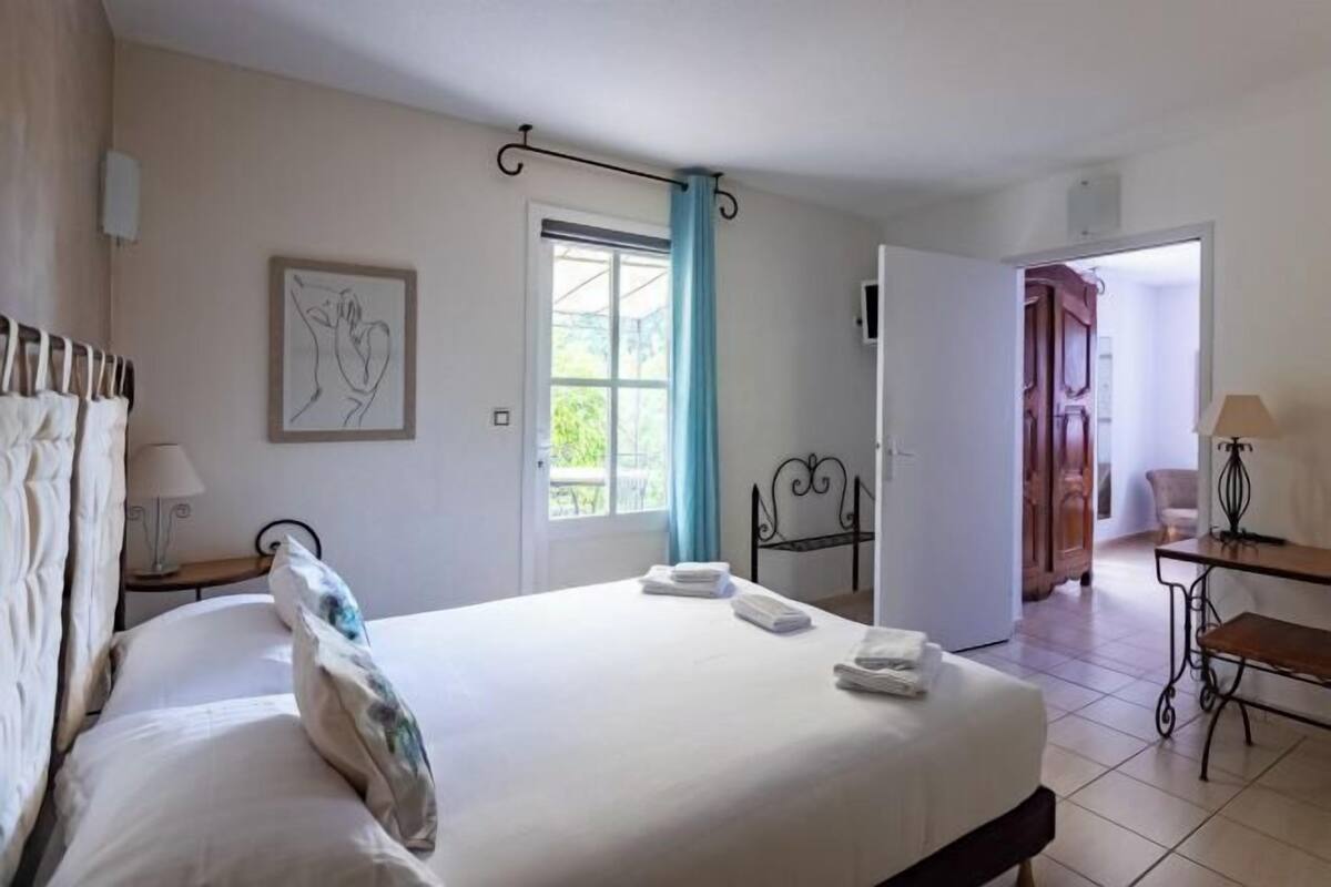 Ropa de cama de alta calidad y minibar