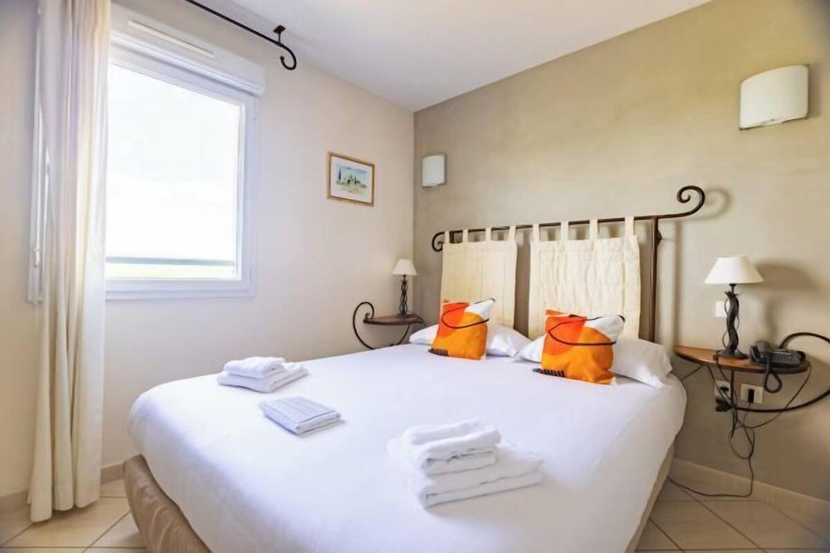 Luxe beddengoed, een minibar, een kluis op de kamer, een bureau