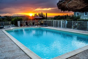Piscine extérieure, parasols de plage, chaises longues