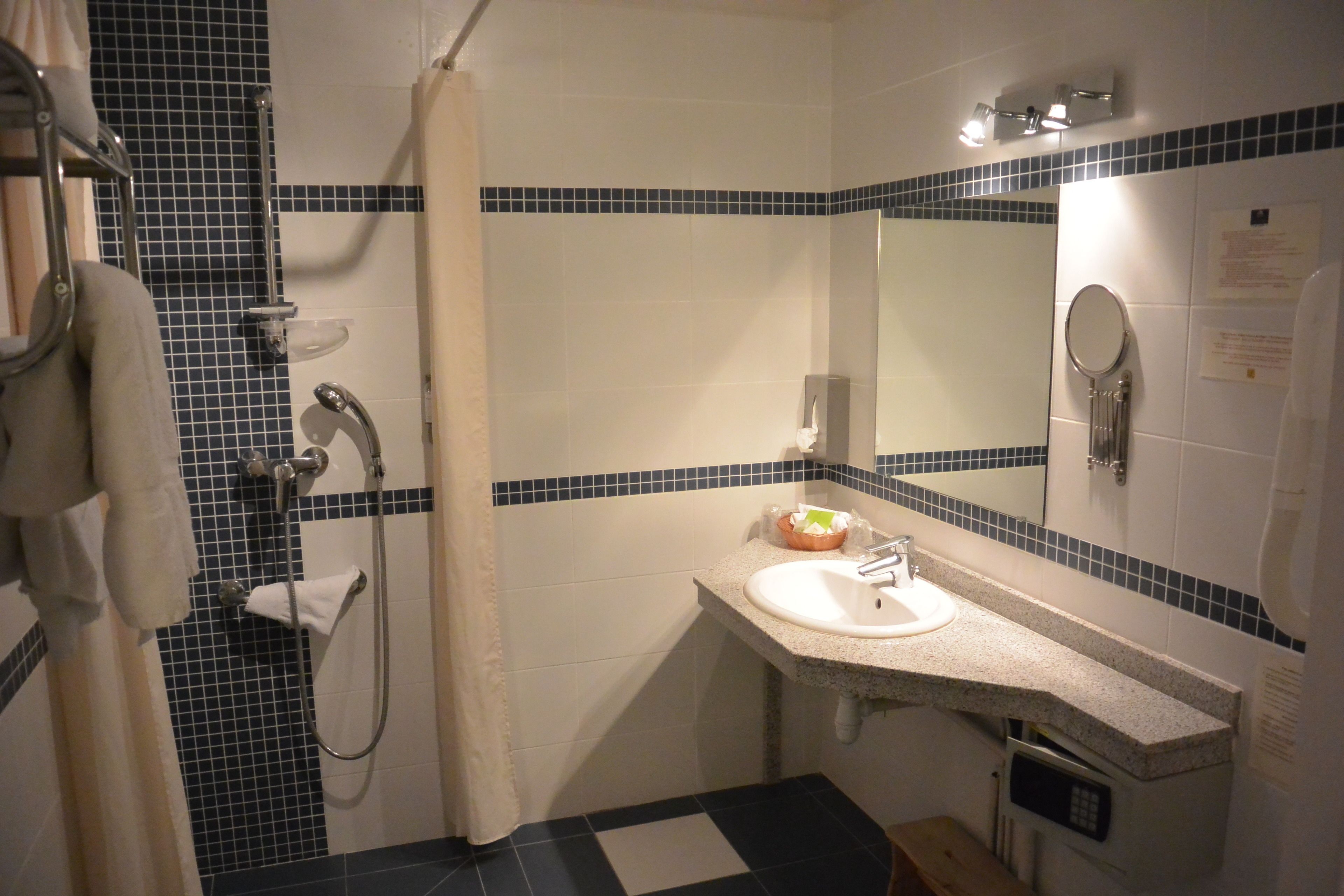 combined shower/bathtub, hair dryer, towels