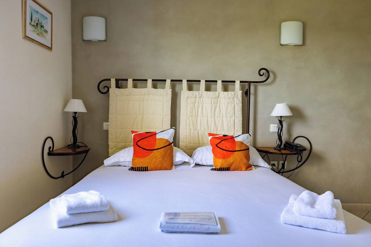 Standaard kamer, 1 queensize bed, toegankelijk voor mindervaliden, uitzicht op vallei | Luxe beddengoed, een minibar, een kluis op de kamer, een bureau