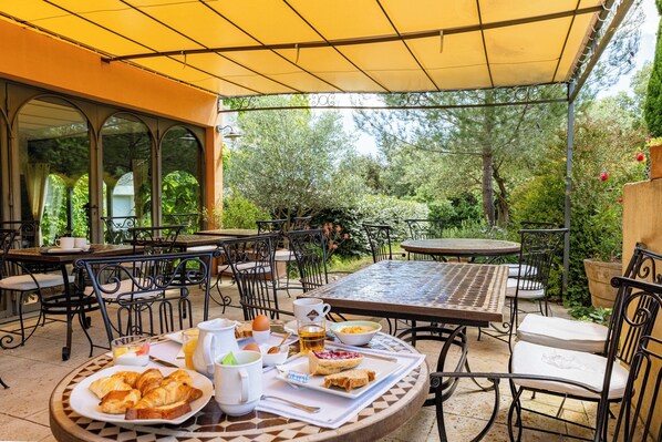 Café da manhã com buffet diário (EUR 12.5 por pessoa) 