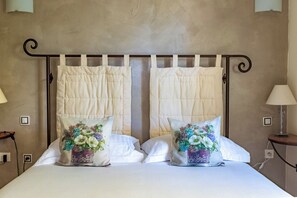 Habitación familiar, varias camas, vistas al valle | Ropa de cama de alta calidad, minibar, caja fuerte y escritorio