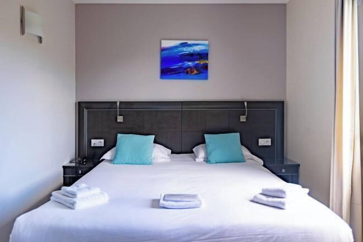 Luxe beddengoed, een minibar, een kluis op de kamer, een bureau