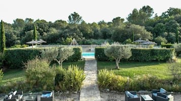 Habitación superior, 1 cama Queen size, tina, vista al jardín | Vista al jardín