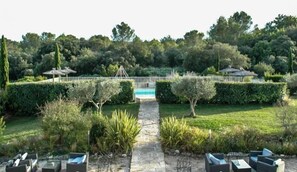 Habitación superior, 1 cama de matrimonio, bañera, vistas al jardín | Vistas al jardín
