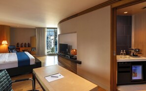 Deluxe Junior Suite | Minibar gratis, brankas, meja kerja, dan tirai kedap cahaya