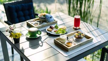 Daily cooked-to-order breakfast for a fee