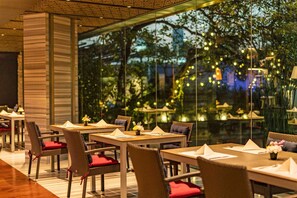 Déjeuner, dßner et souper servis sur place; cuisine internationale