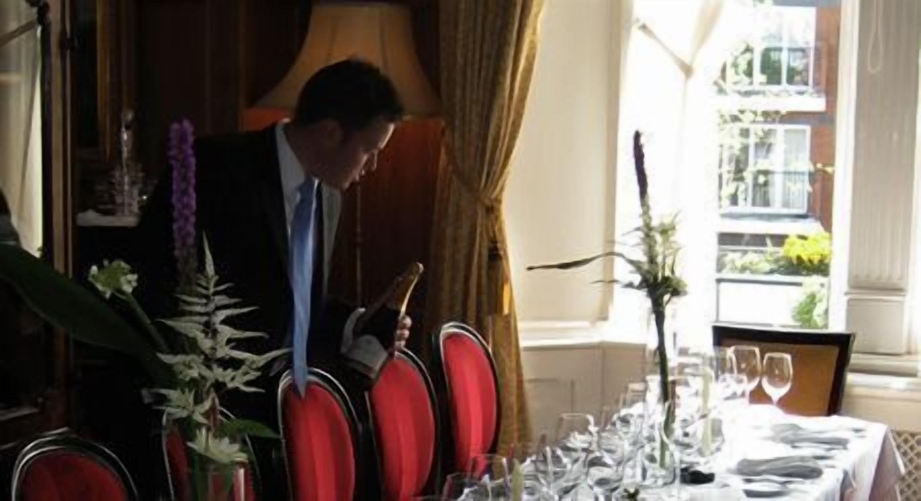 breakfast, lunch, dinner served; international cuisine