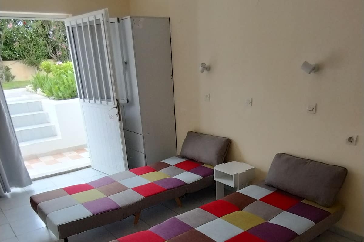 Eenvoudig appartement, 2 slaapkamers, op benedenverdieping (Semi-Basement) | Gratis wifi, beddengoed
