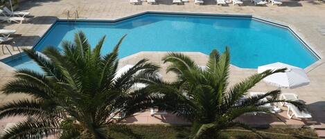 Piscina externa, guarda-sóis, espreguiçadeiras