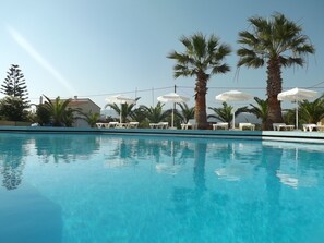Utomhuspool, parasoller och solstolar